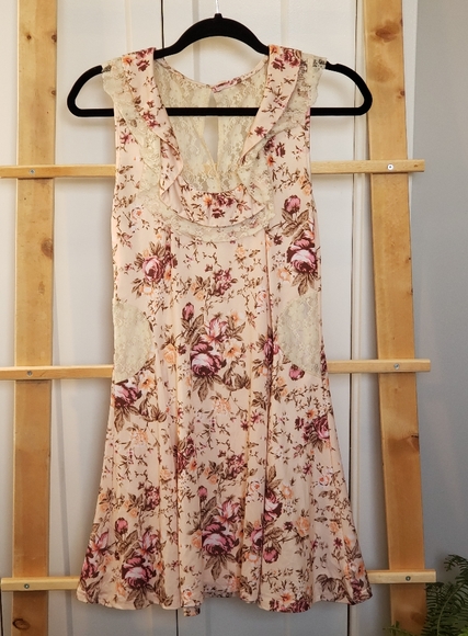 Lady Dutch Floral/Lace Dress - Picture 2 of 7